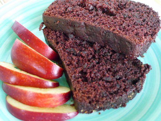2 slices of cocoa beet loaf with red apple slices