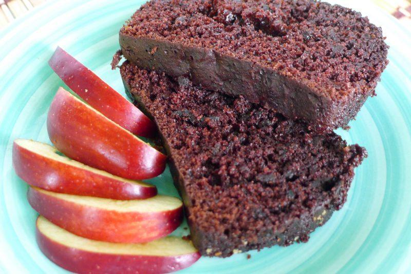 2 slices of cocoa beet loaf with red apple slices